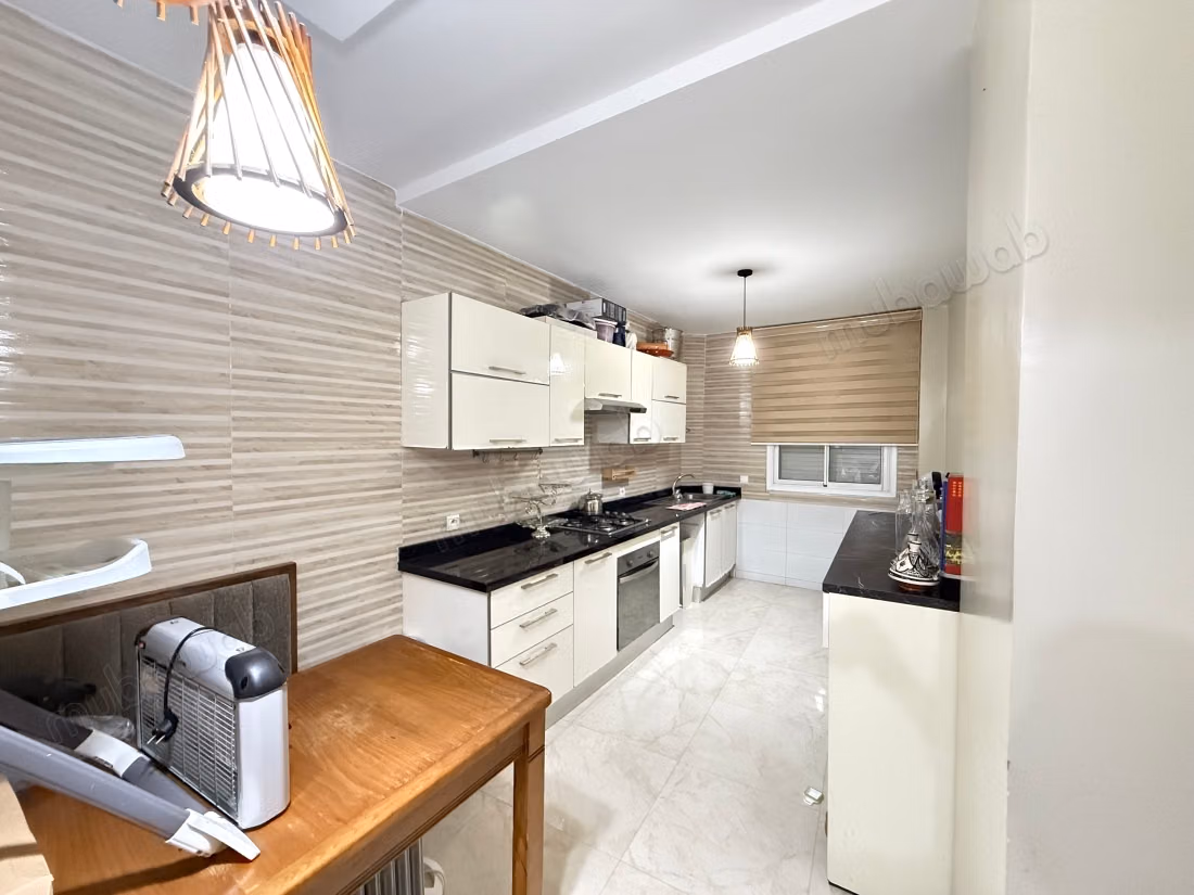 Mooie appartement te koop in Moujahidine. Oppervlakte 103 m². Terras en lift
