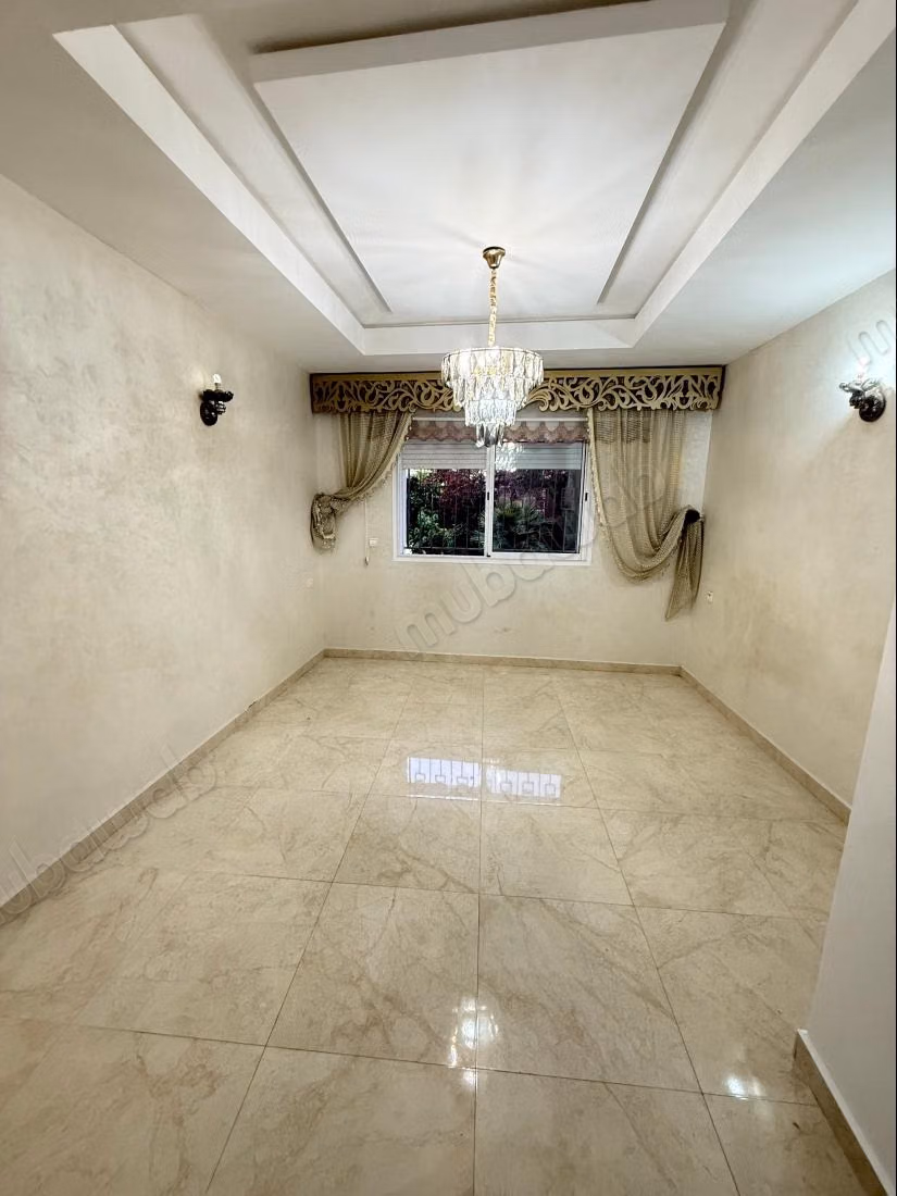 Mooie appartement te koop in Moujahidine. Oppervlakte 103 m². Terras en lift