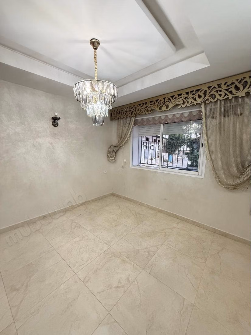 Mooie appartement te koop in Moujahidine. Oppervlakte 103 m². Terras en lift