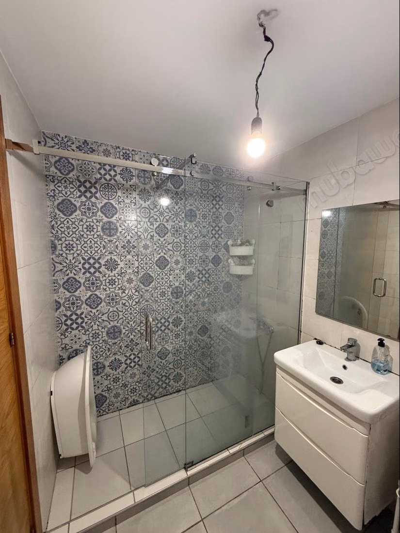 Mooie appartement te koop in Moujahidine. Oppervlakte 103 m². Terras en lift