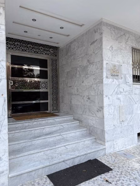 Mooie appartement te koop in Moujahidine. Oppervlakte 103 m². Terras en lift