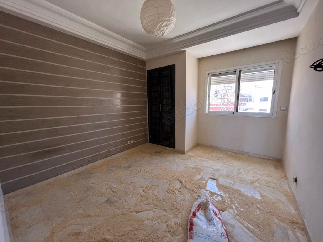 Louez cet appartement à Bourgogne Est. 
Superficie 115 m². 
Avec ascenseur