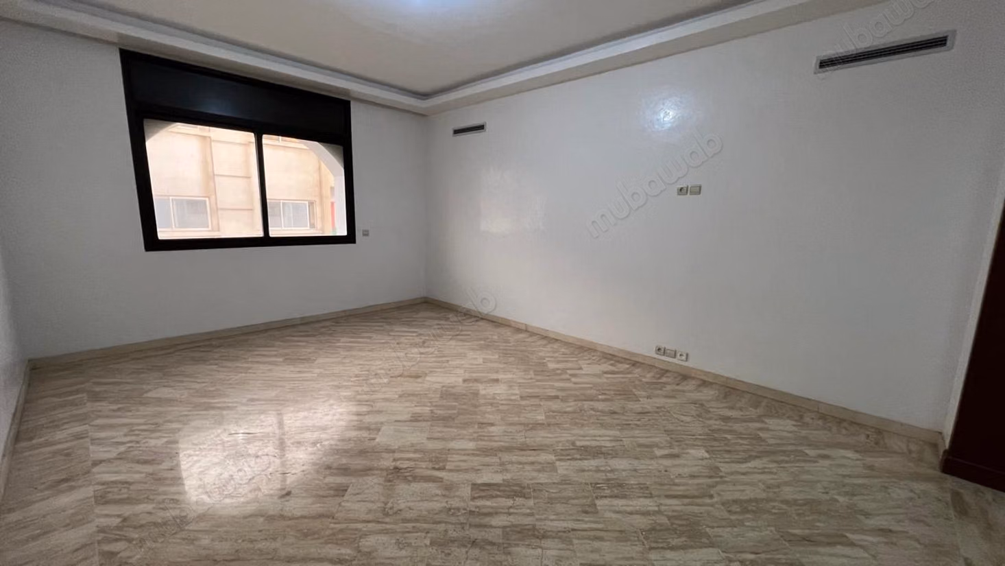 Louez cet appartement à Bourgogne Est. 
Superficie 115 m². 
Avec ascenseur