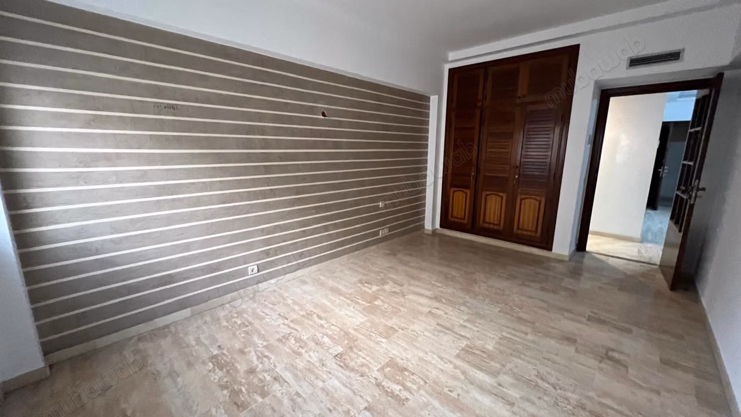 Louez cet appartement à Bourgogne Est. 
Superficie 115 m². 
Avec ascenseur
