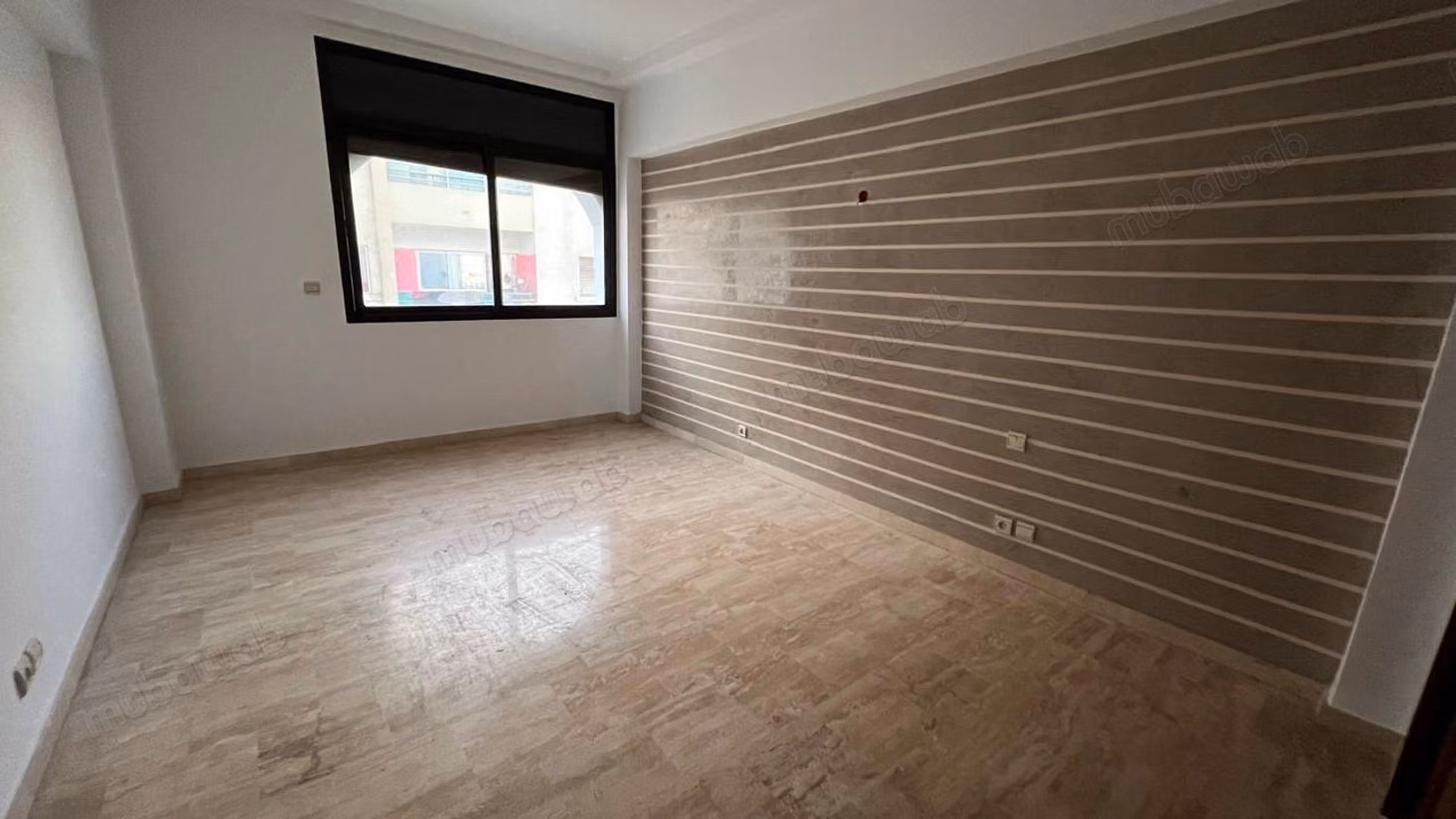 Louez cet appartement à Bourgogne Est. 
Superficie 115 m². 
Avec ascenseur