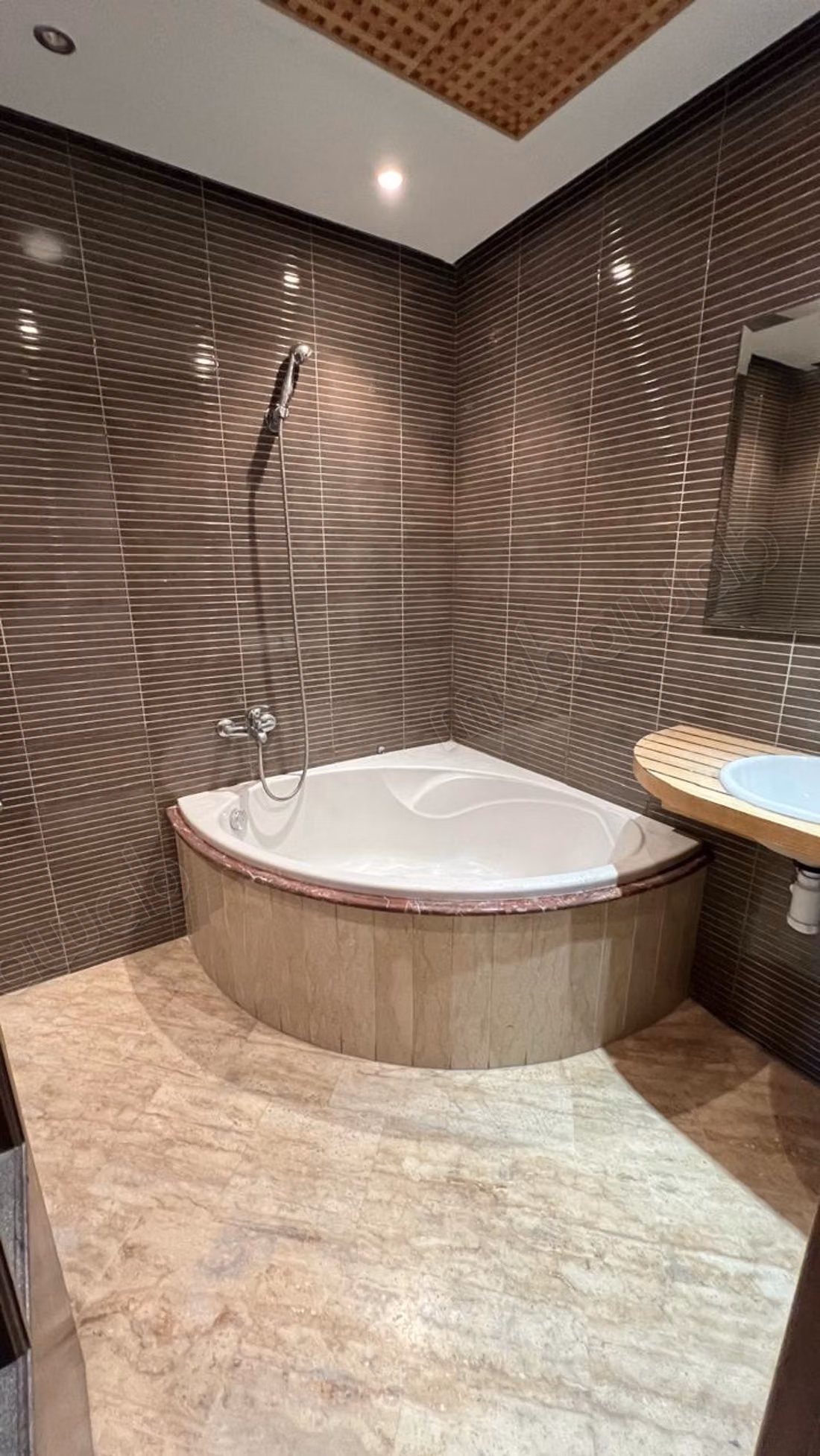 Louez cet appartement à Bourgogne Est. 
Superficie 115 m². 
Avec ascenseur