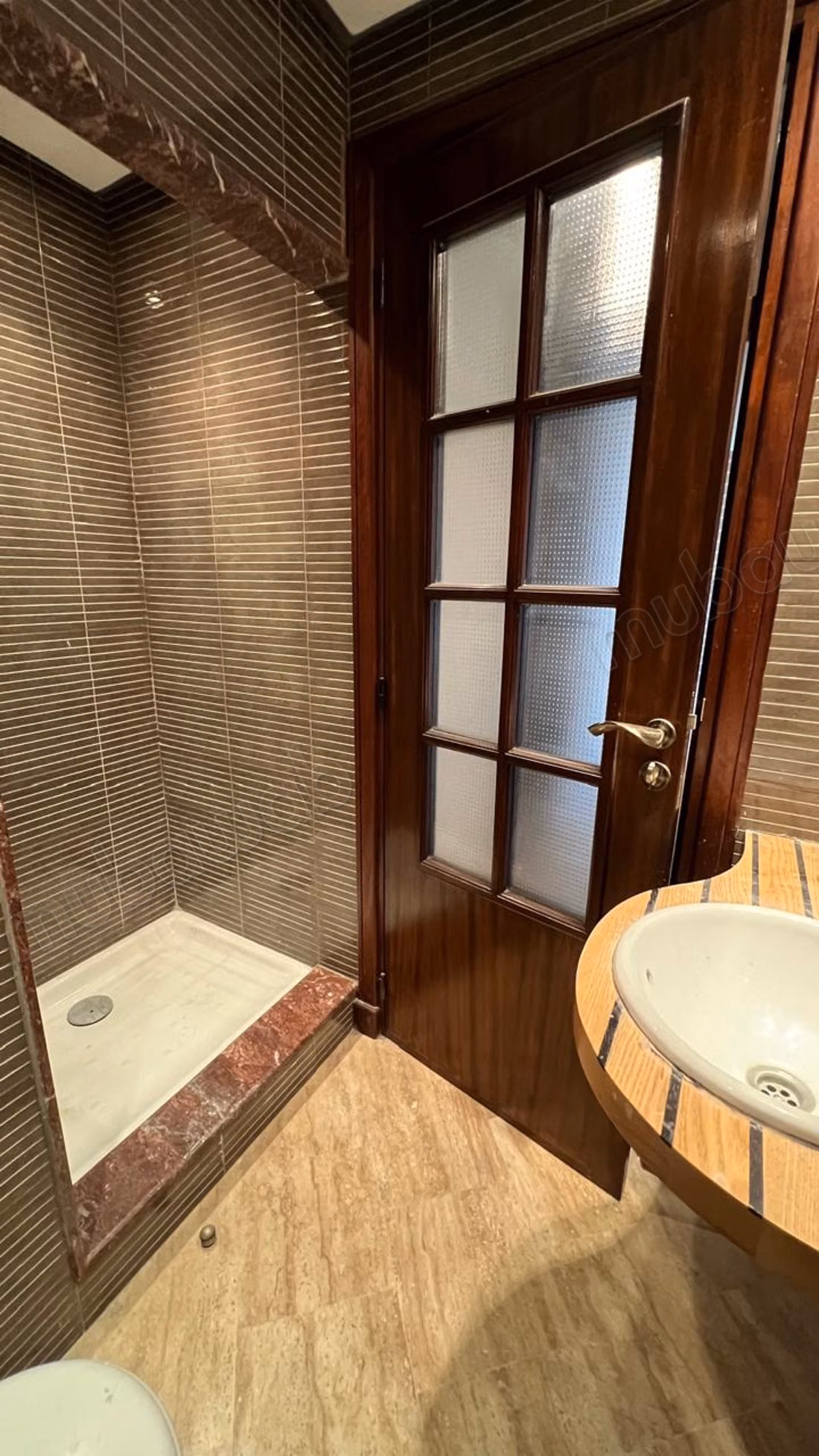 Louez cet appartement à Bourgogne Est. 
Superficie 115 m². 
Avec ascenseur