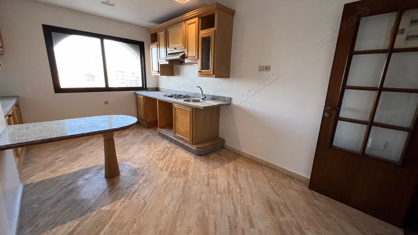 Louez cet appartement à Bourgogne Est. 
Superficie 115 m². 
Avec ascenseur