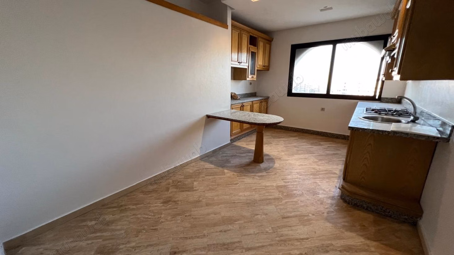 Louez cet appartement à Bourgogne Est. 
Superficie 115 m². 
Avec ascenseur