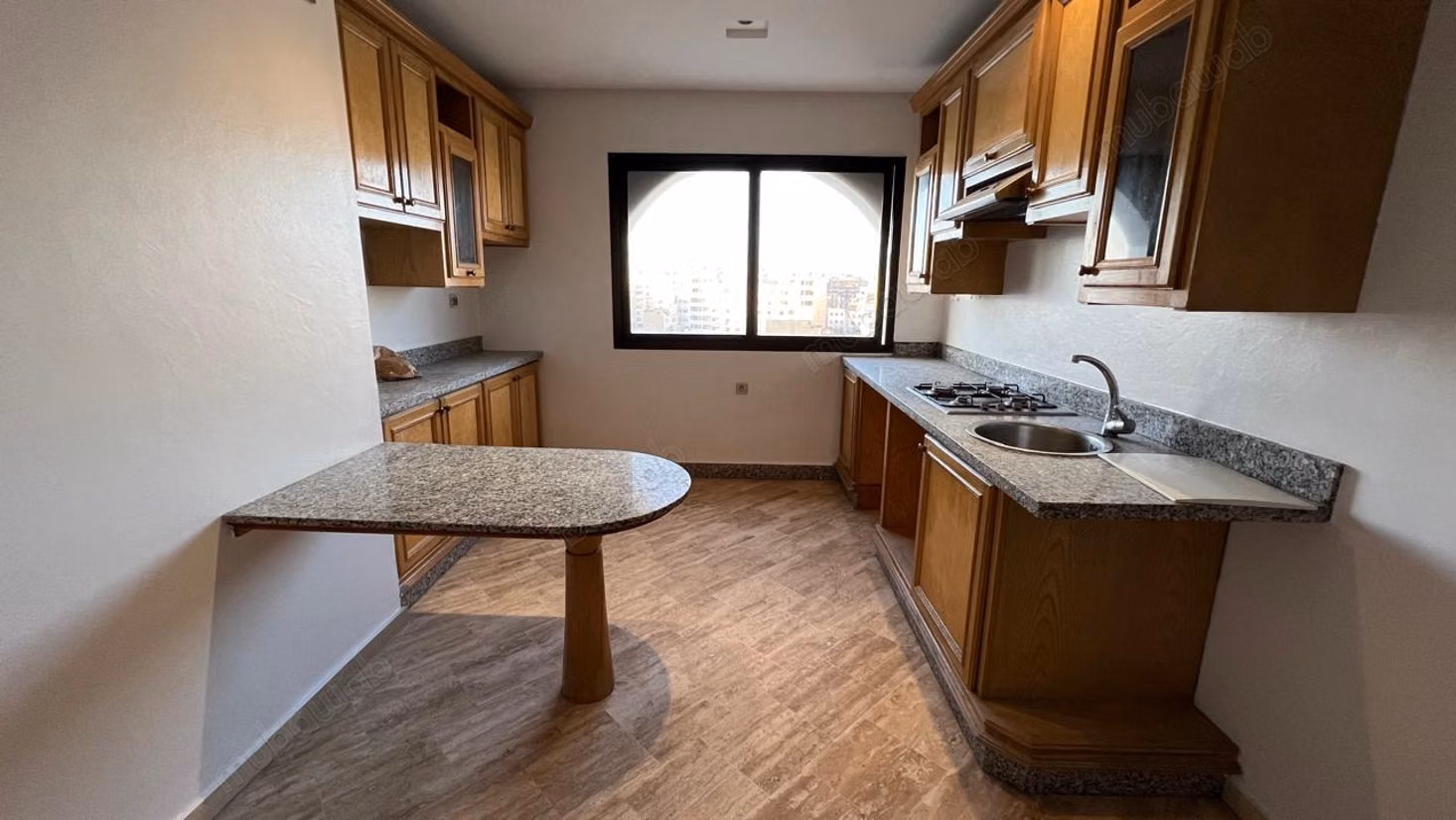 Louez cet appartement à Bourgogne Est. 
Superficie 115 m². 
Avec ascenseur