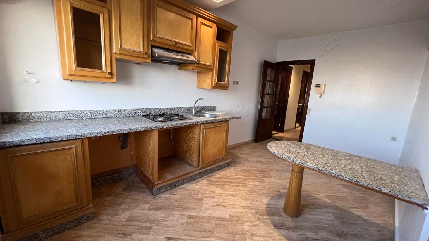Louez cet appartement à Bourgogne Est. 
Superficie 115 m². 
Avec ascenseur