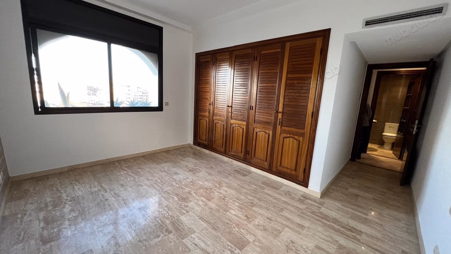 Louez cet appartement à Bourgogne Est. 
Superficie 115 m². 
Avec ascenseur
