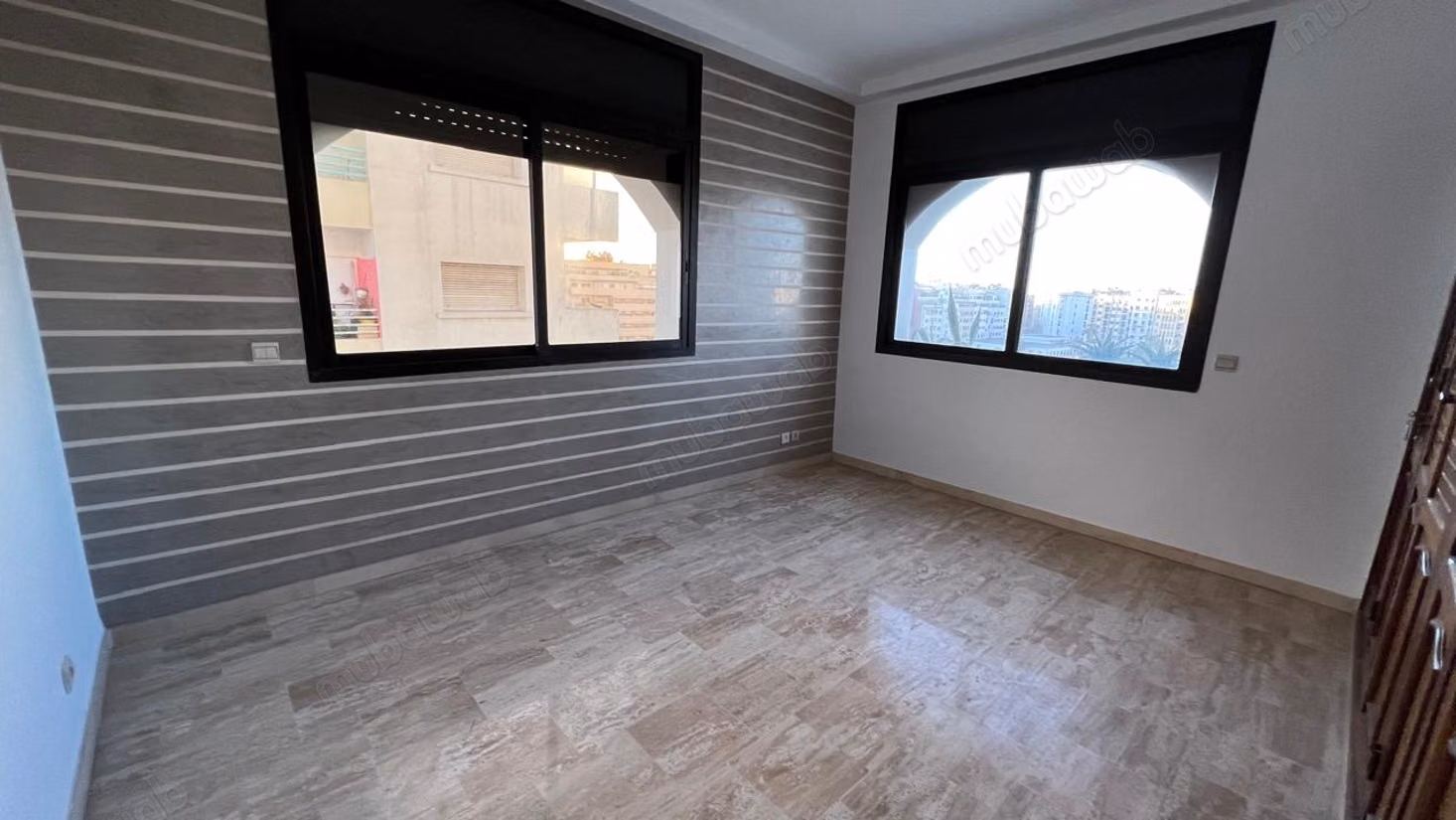 Louez cet appartement à Bourgogne Est. 
Superficie 115 m². 
Avec ascenseur