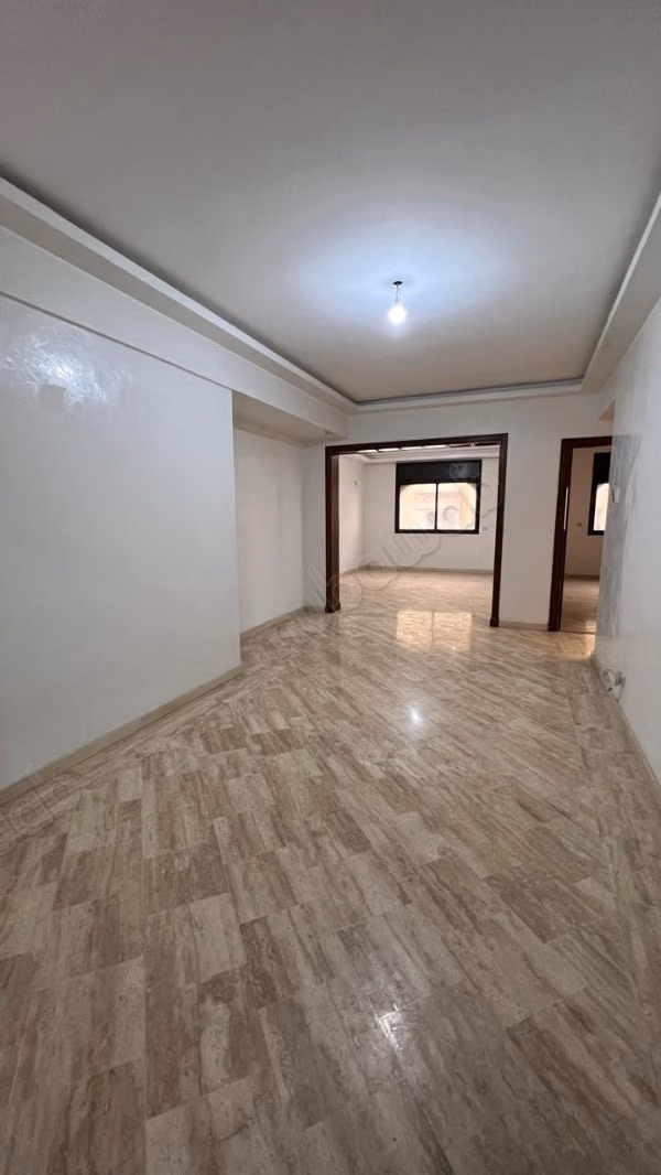 Louez cet appartement à Bourgogne Est. 
Superficie 115 m². 
Avec ascenseur