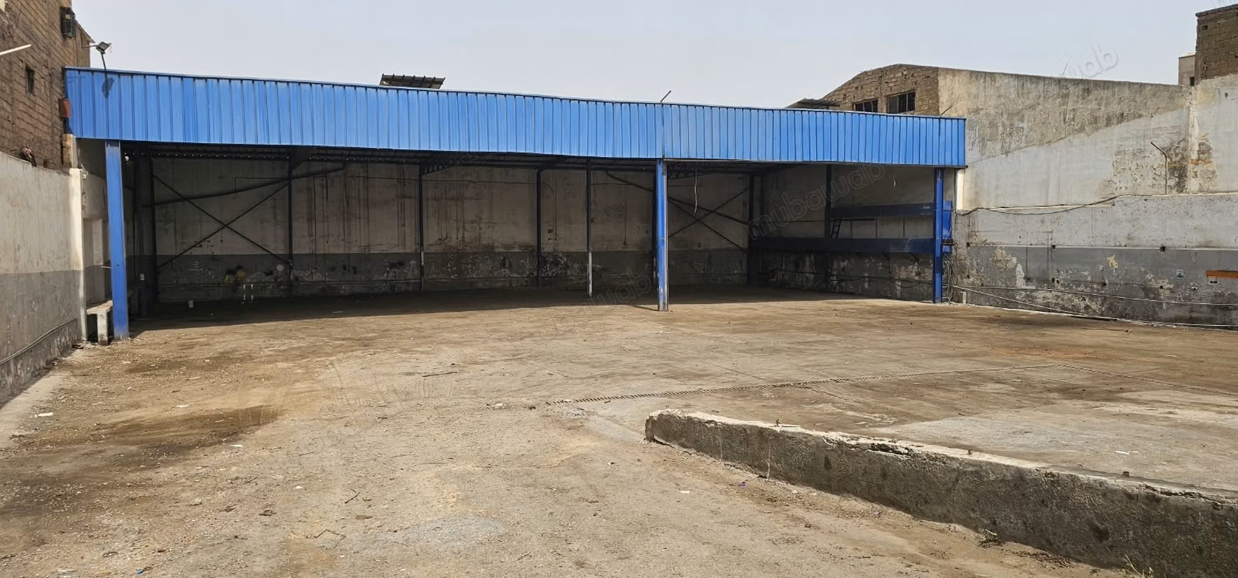 Usine industrielle de 5.800 m de surface de terrain dont 2.000 m de surface couverte 
bureaux a la location en pleine zone industrielle de mediouna