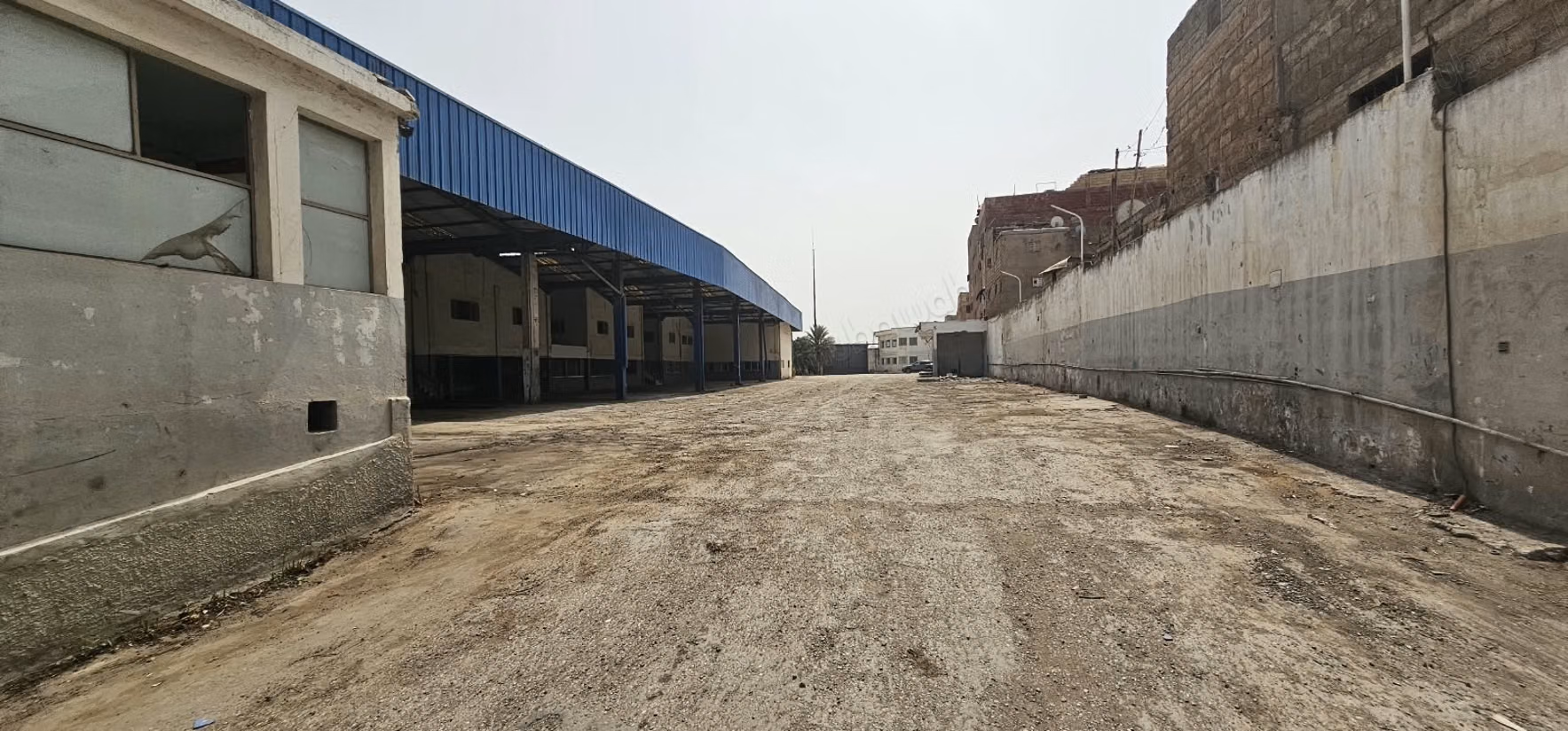 Usine industrielle de 5.800 m de surface de terrain dont 2.000 m de surface couverte 
bureaux a la location en pleine zone industrielle de mediouna