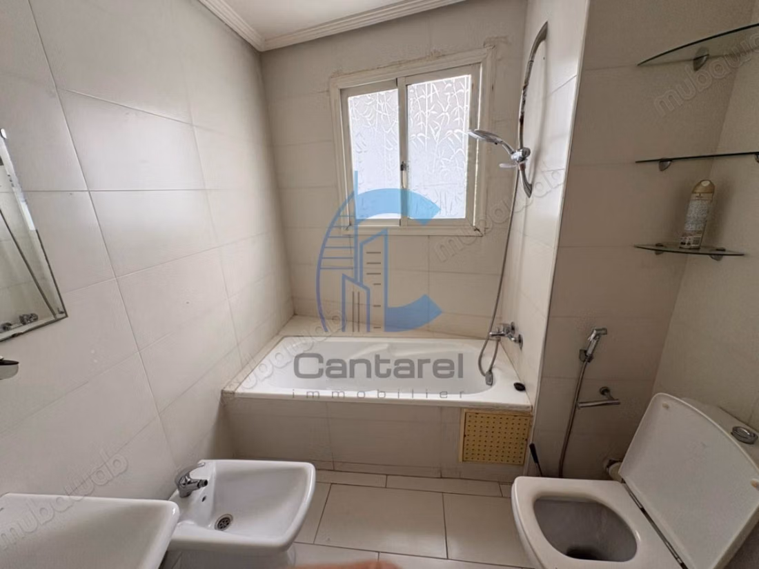 À louer spacieux appartement vide de 200m² 
racine