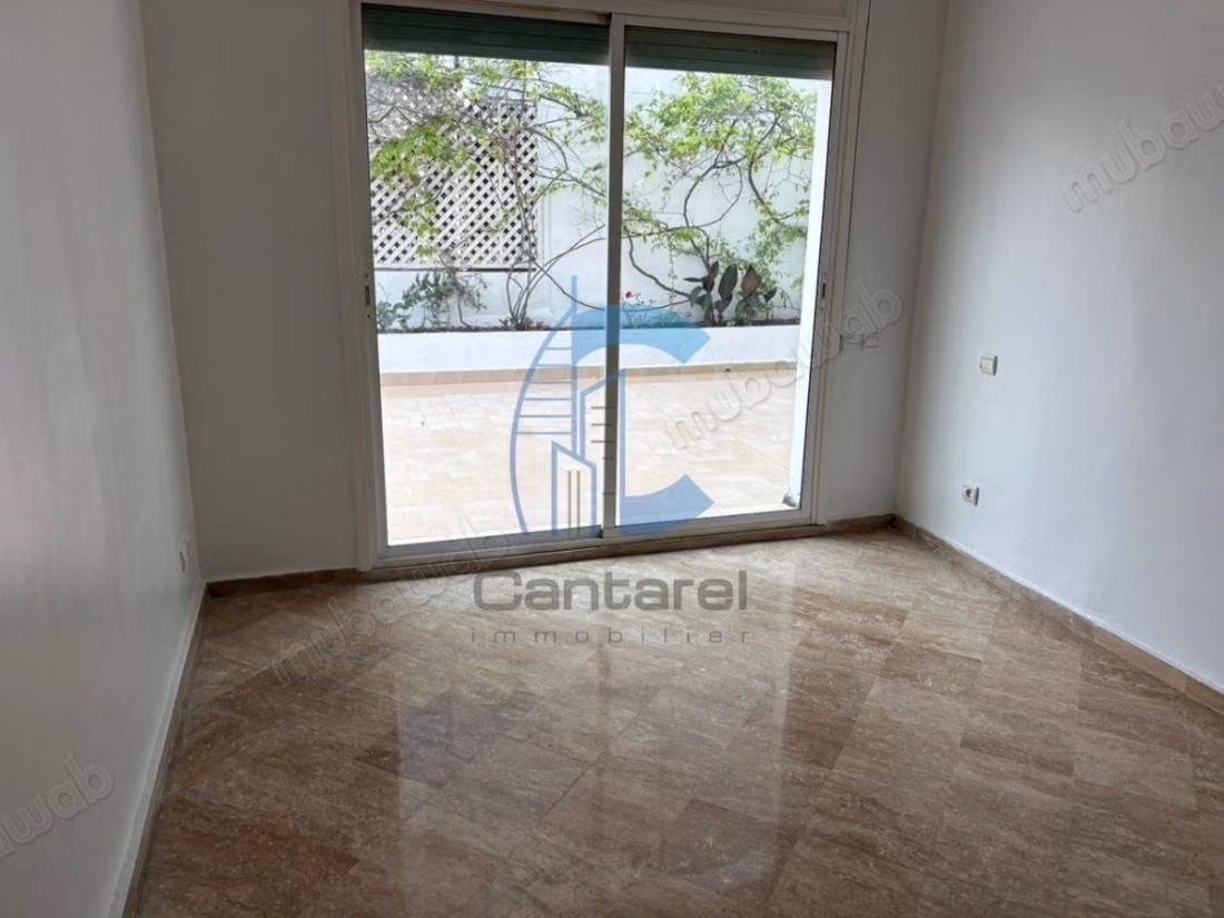 À louer spacieux appartement vide de 200m² 
racine