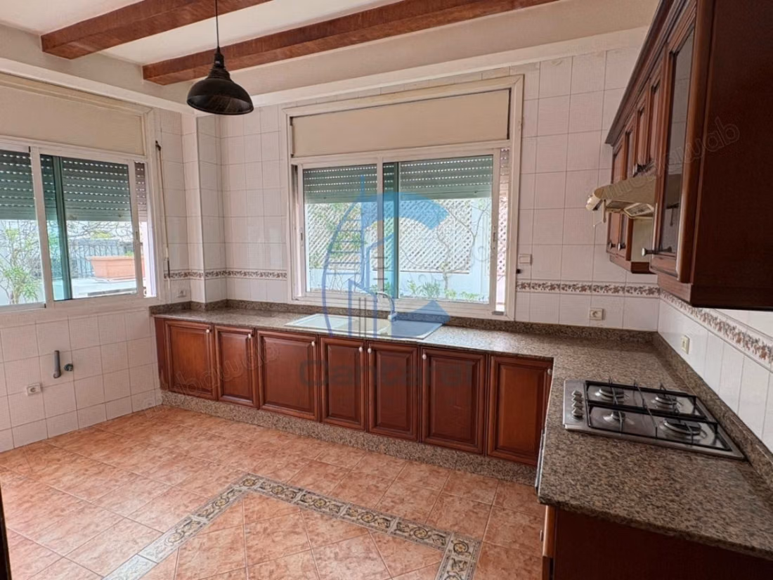 À louer spacieux appartement vide de 200m² 
racine