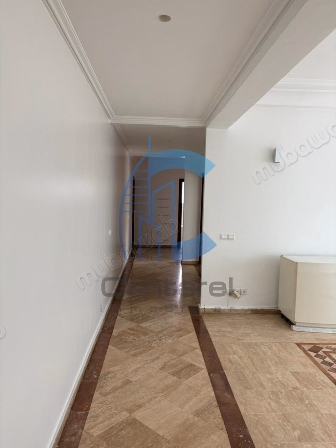 À louer spacieux appartement vide de 200m² 
racine