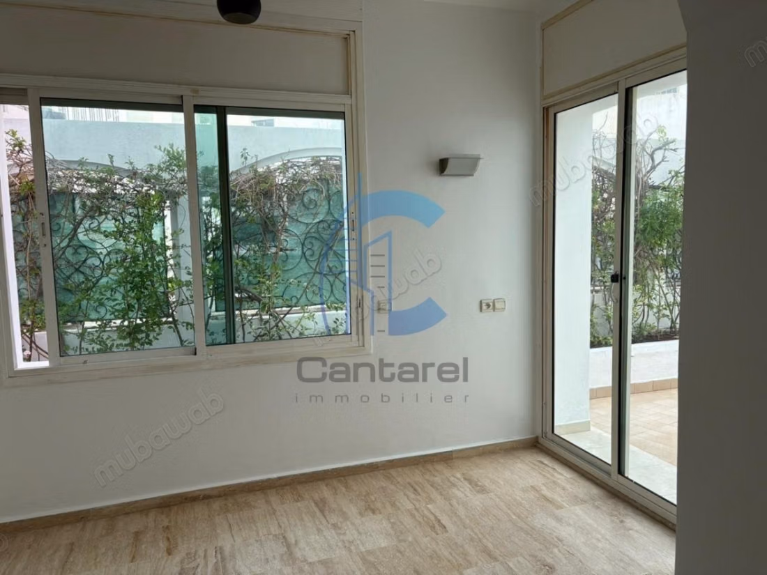 À louer spacieux appartement vide de 200m² 
racine