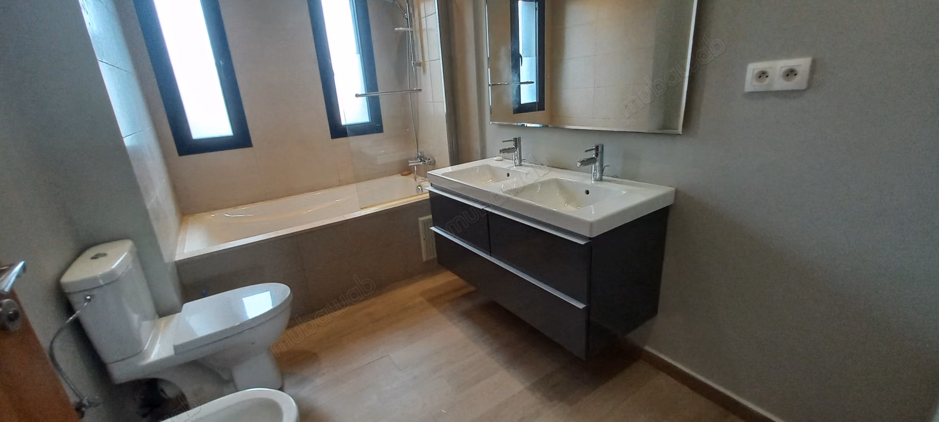 Superbe villa à louer à Dar Bouazza. 4 chambres. Vide. Possible de la Meublée
