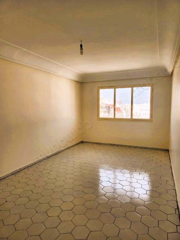 Leeg 3-slaapkamer appartement in het stadscentrum, twee stappen van de tram