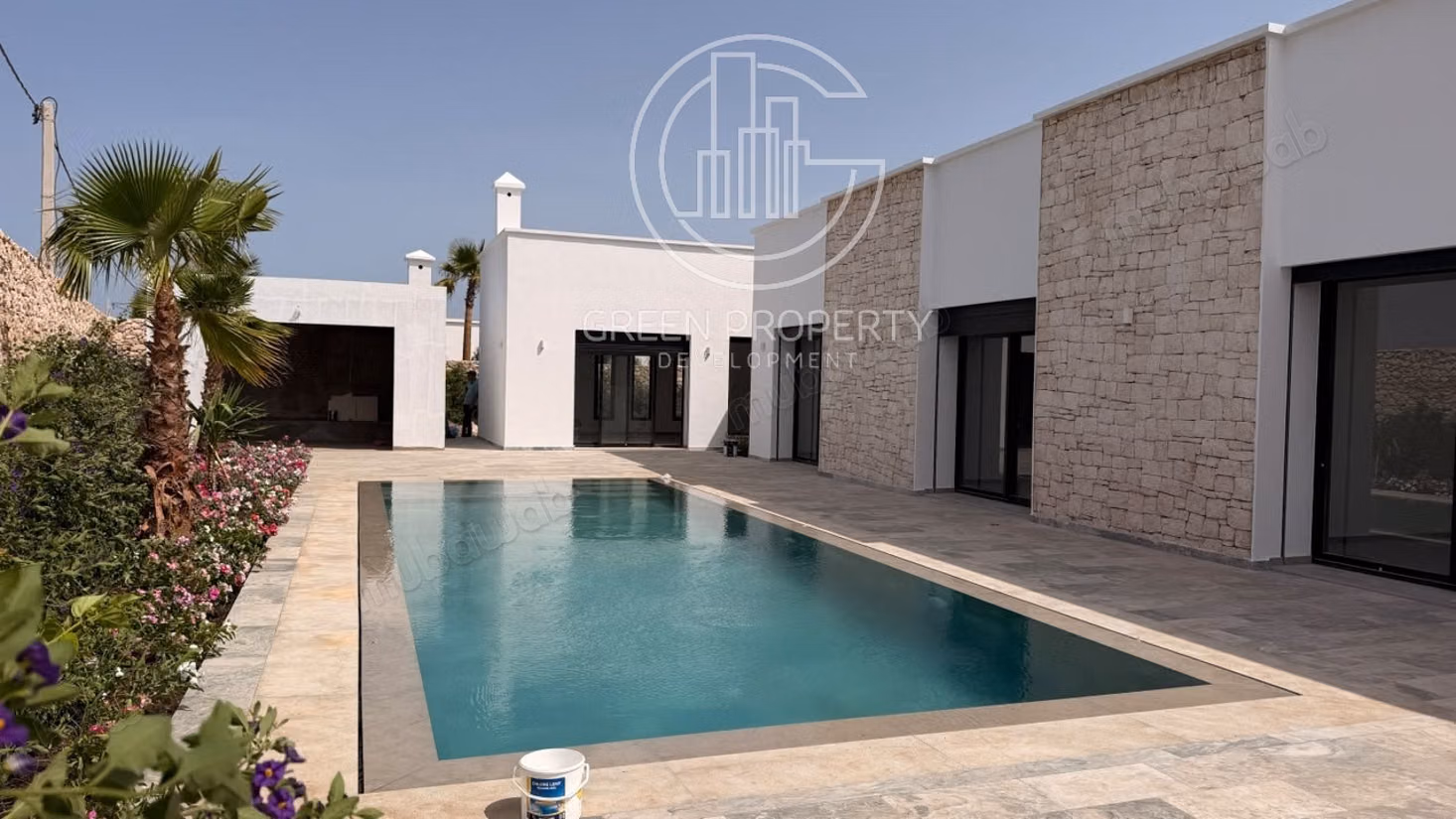 Contemporary villa in an urban area