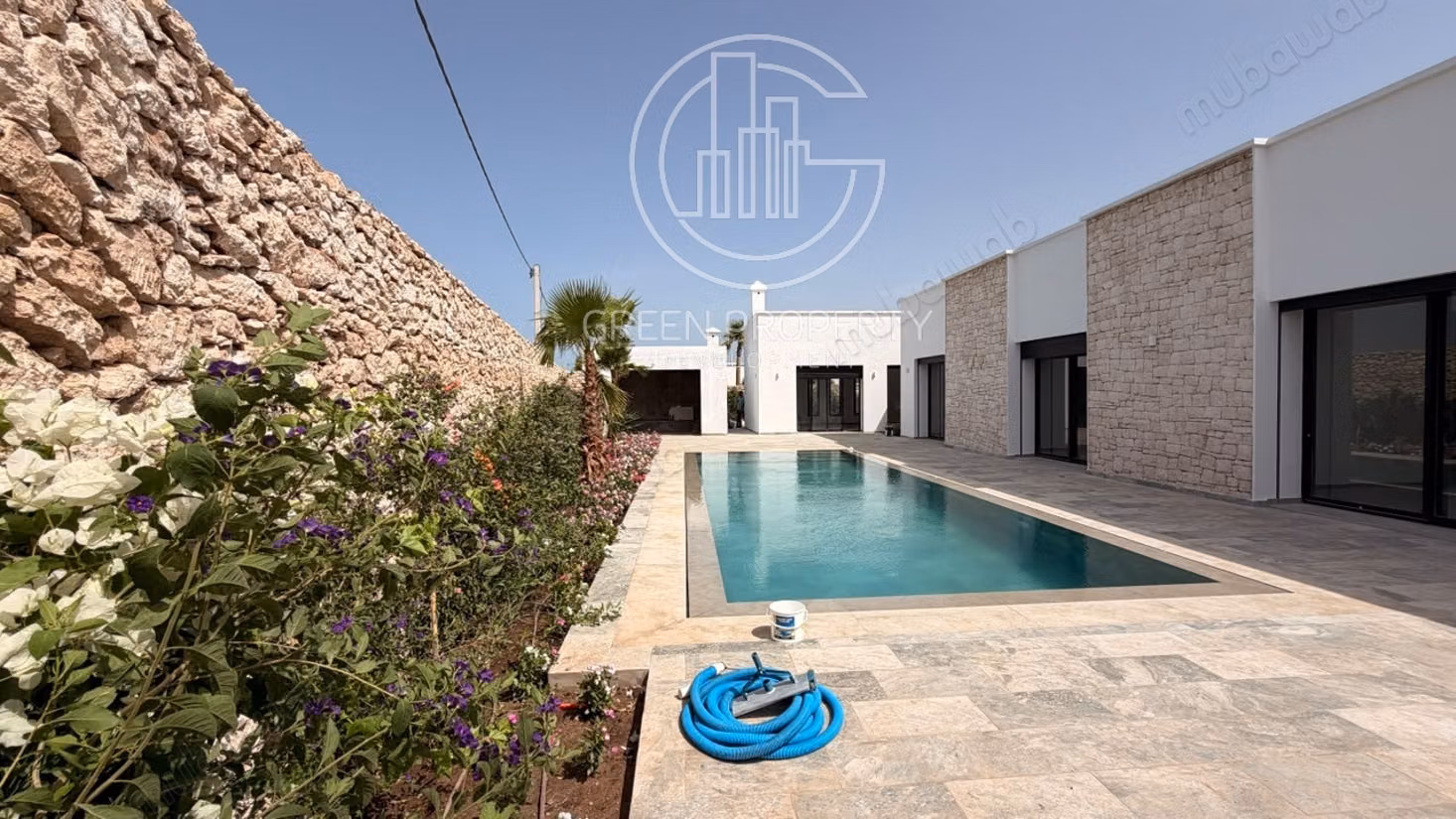 Contemporary villa in an urban area