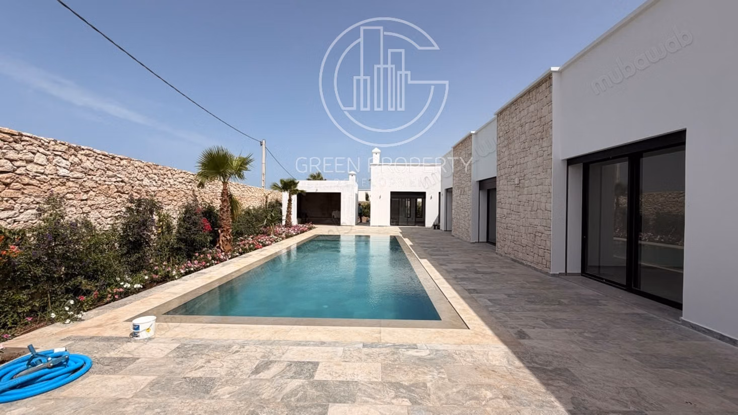 Contemporary villa in an urban area