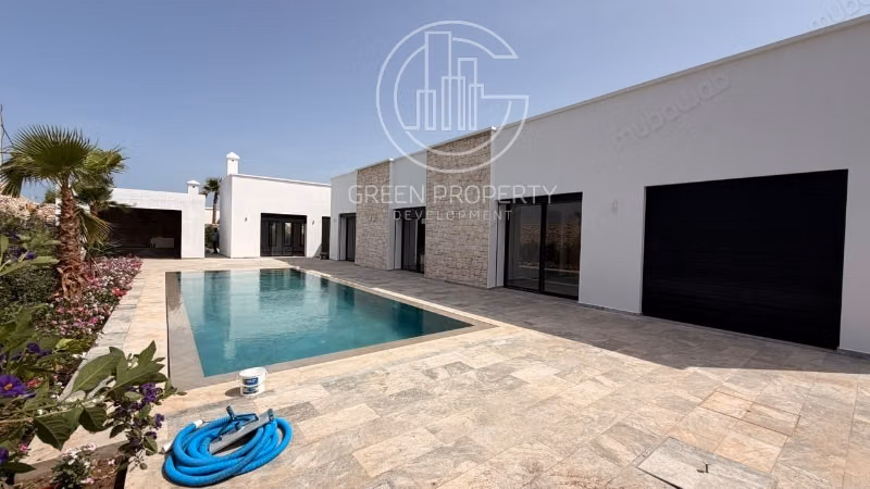 Contemporary villa in an urban area