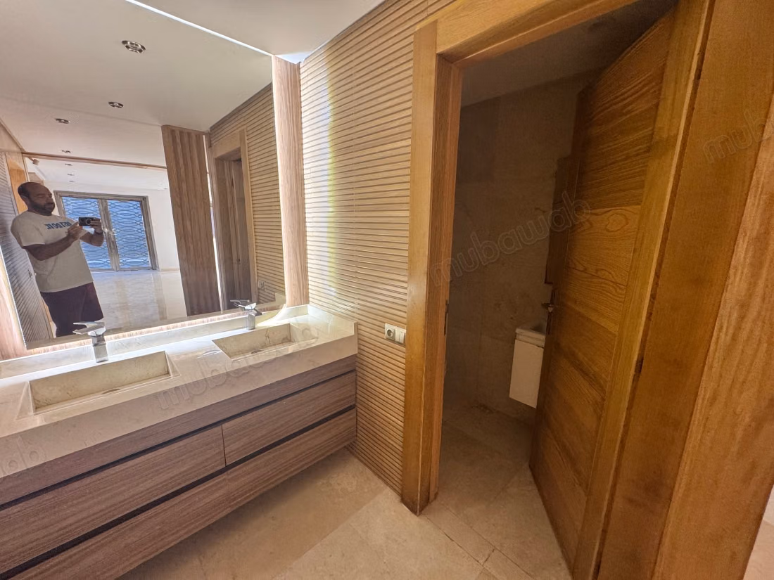 Villa isolata in affitto vuota, città verde, 4 suite