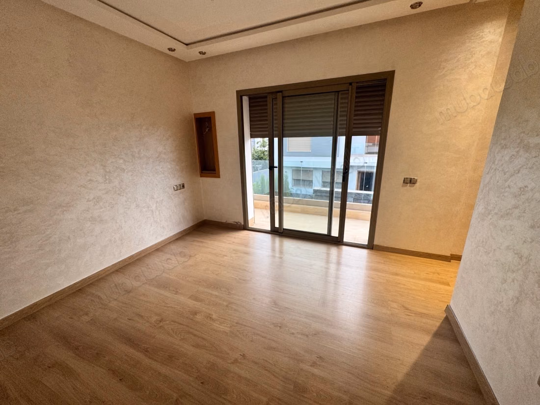 Villa isolata in affitto vuota, città verde, 4 suite