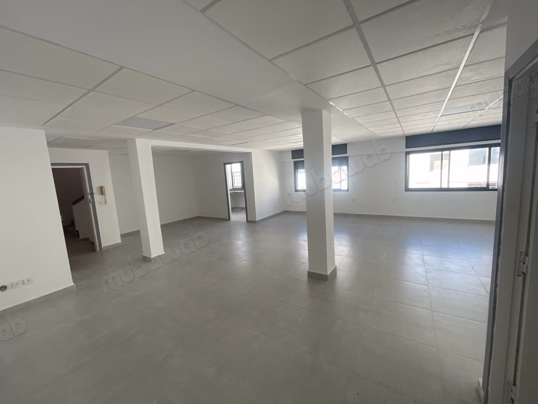 Kantoorverhuur in Agdal. Oppervlakte van 90 m². Dubbel glas en een gepantserde deur