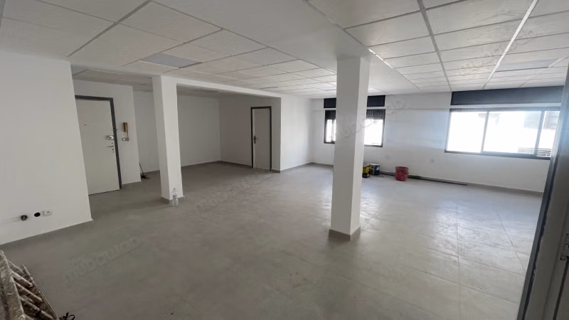 Location de bureaux à Agdal. Surface de 90 m². Double vitrage et porte blindée