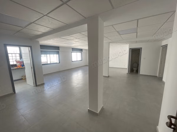 Kantoorverhuur in Agdal. Oppervlakte van 90 m². Dubbel glas en een gepantserde deur