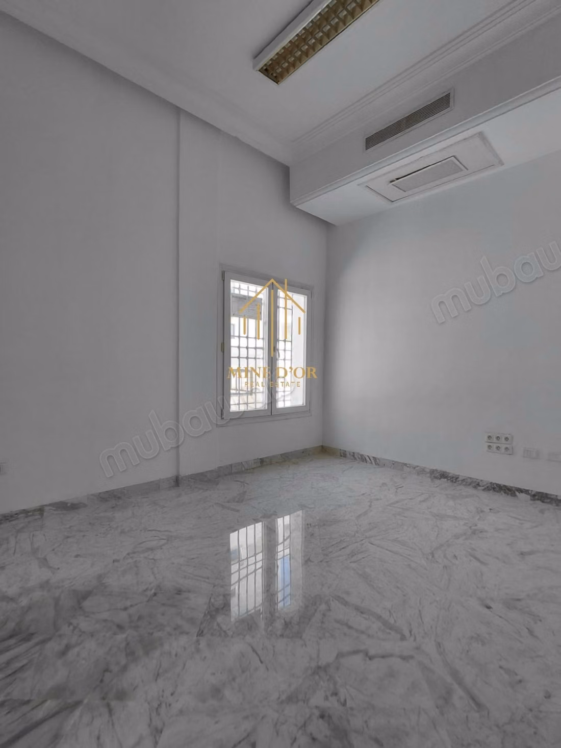 Office rental in the North Urban Center. Area of 85 m². Concierge service available, air conditioning system.