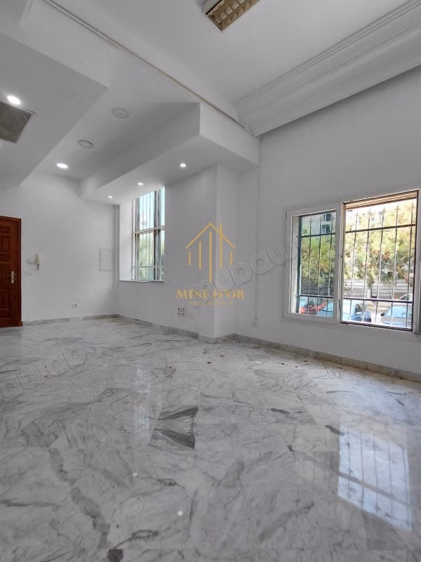 Office rental in the North Urban Center. Area of 85 m². Concierge service available, air conditioning system.