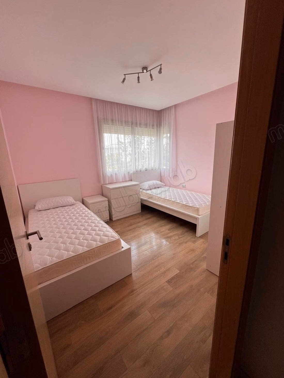 Bel appartement en location à Ville Verte. 
Surface de 140 m². 
Meublé