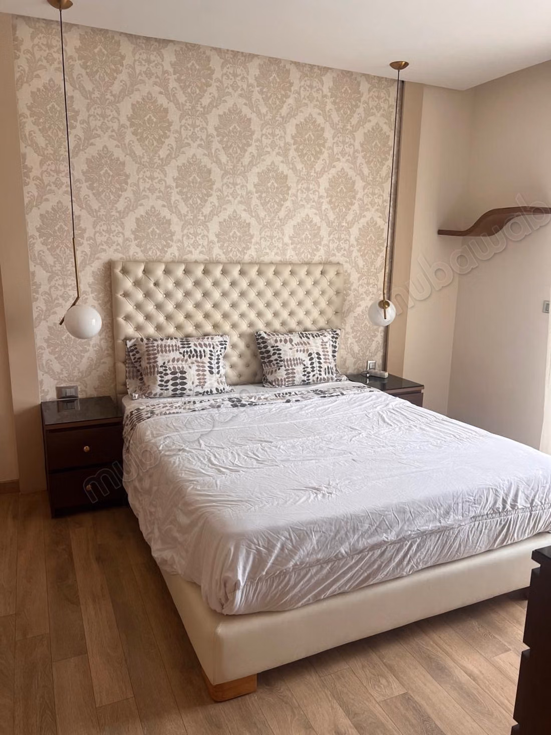 Bel appartement en location à Ville Verte. 
Surface de 140 m². 
Meublé
