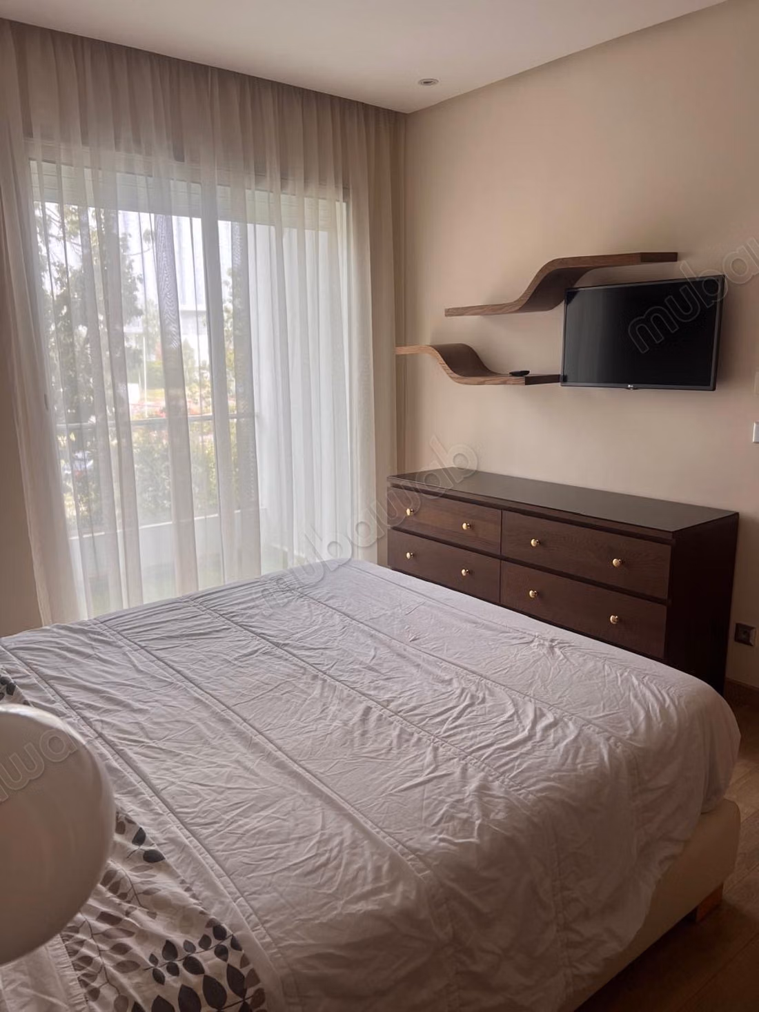 Bel appartement en location à Ville Verte. 
Surface de 140 m². 
Meublé
