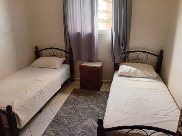 Appartementen te huur in de Al-Farah buurt. 3 comfortabele kamers. Traditionele lounge en satellietsysteem