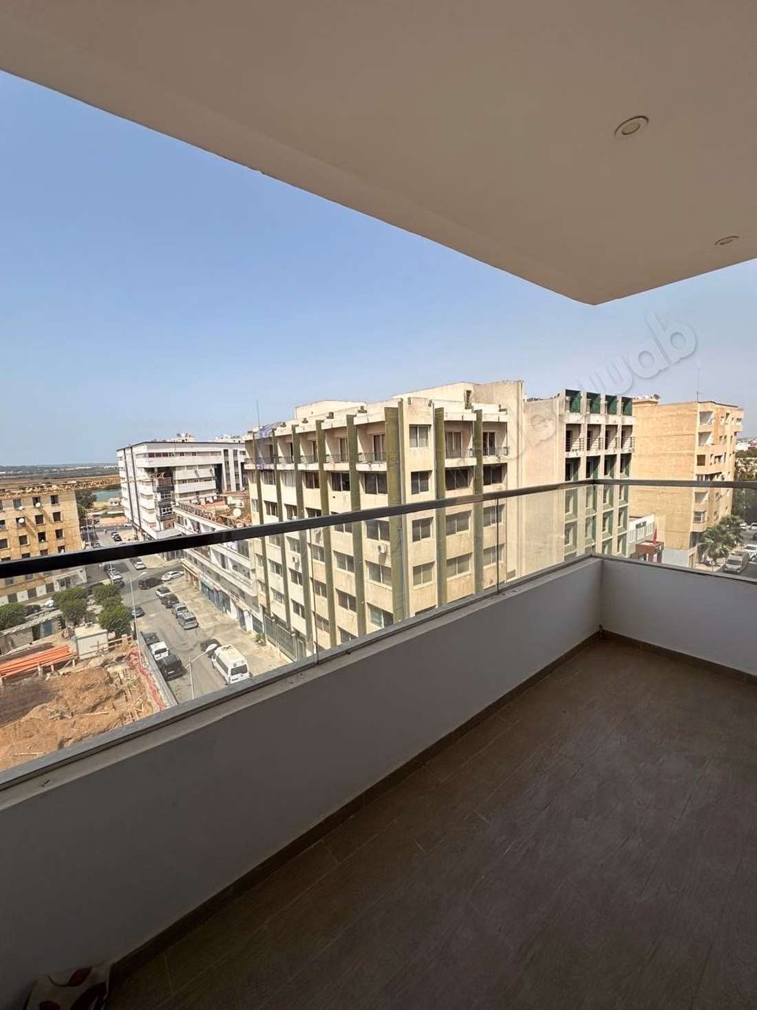 Location d'un appartement à Maamora. 3 chambres agréables. Cuisine entièrement équipée
