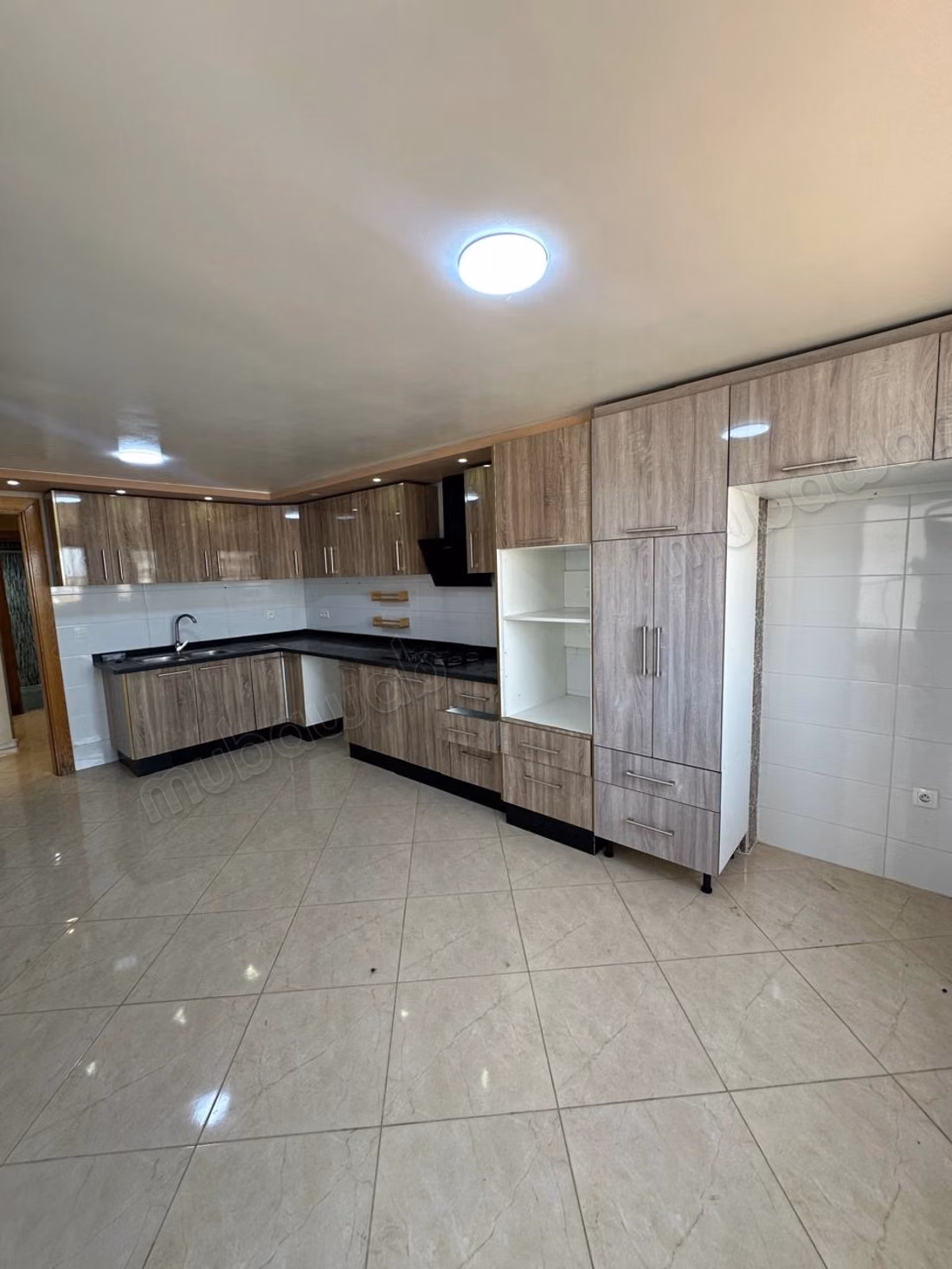 Location d'un appartement à Maamora. 3 chambres agréables. Cuisine entièrement équipée