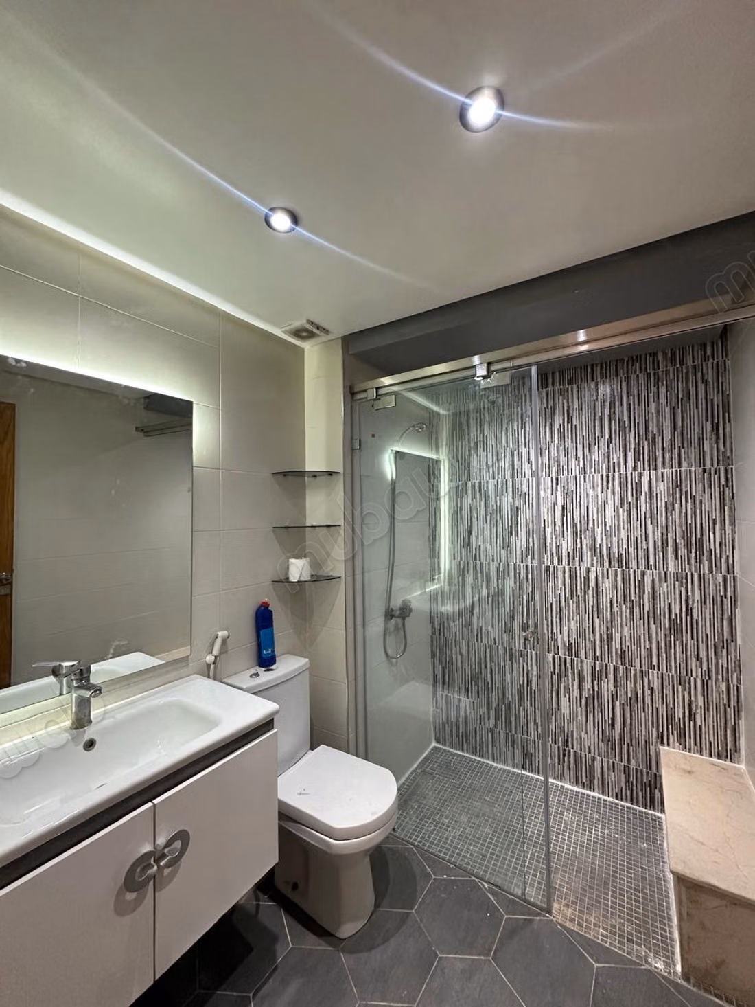 Location d'un appartement à Maamora. 3 chambres agréables. Cuisine entièrement équipée