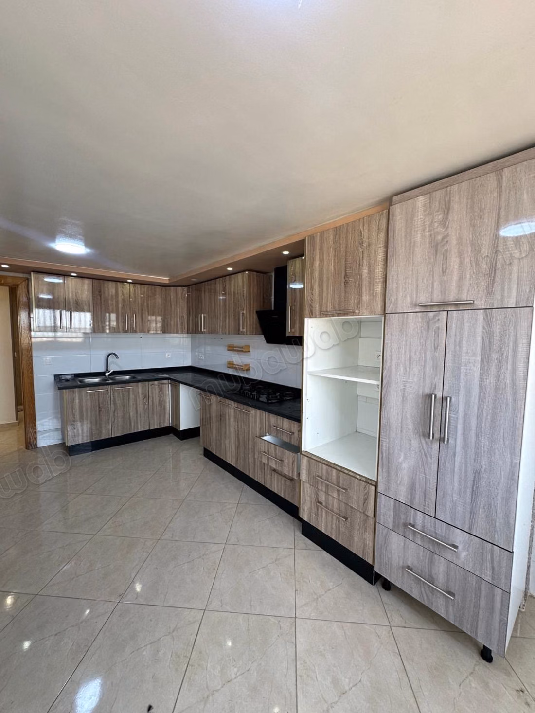 Location d'un appartement à Maamora. 3 chambres agréables. Cuisine entièrement équipée