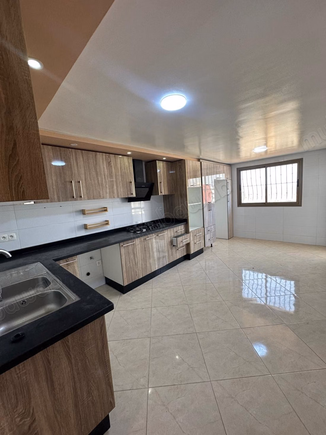 Location d'un appartement à Maamora. 3 chambres agréables. Cuisine entièrement équipée