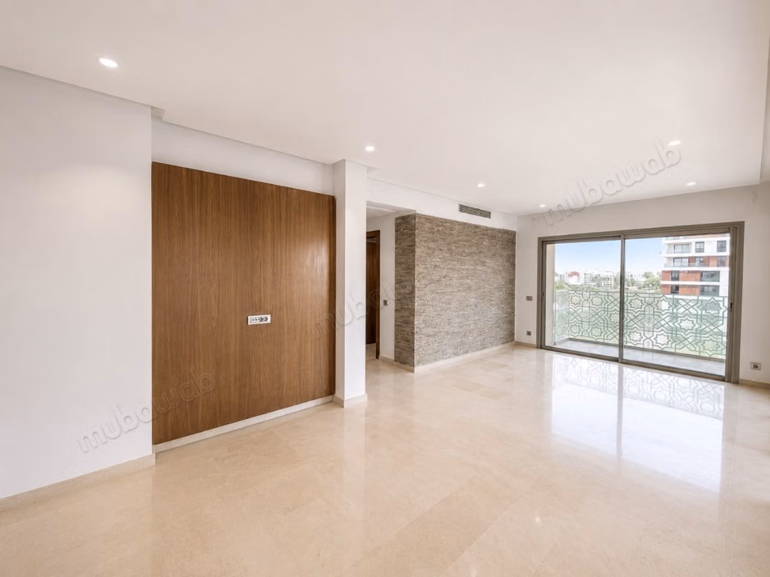 Beautiful empty apartment with 3 rooms for rent in CFC