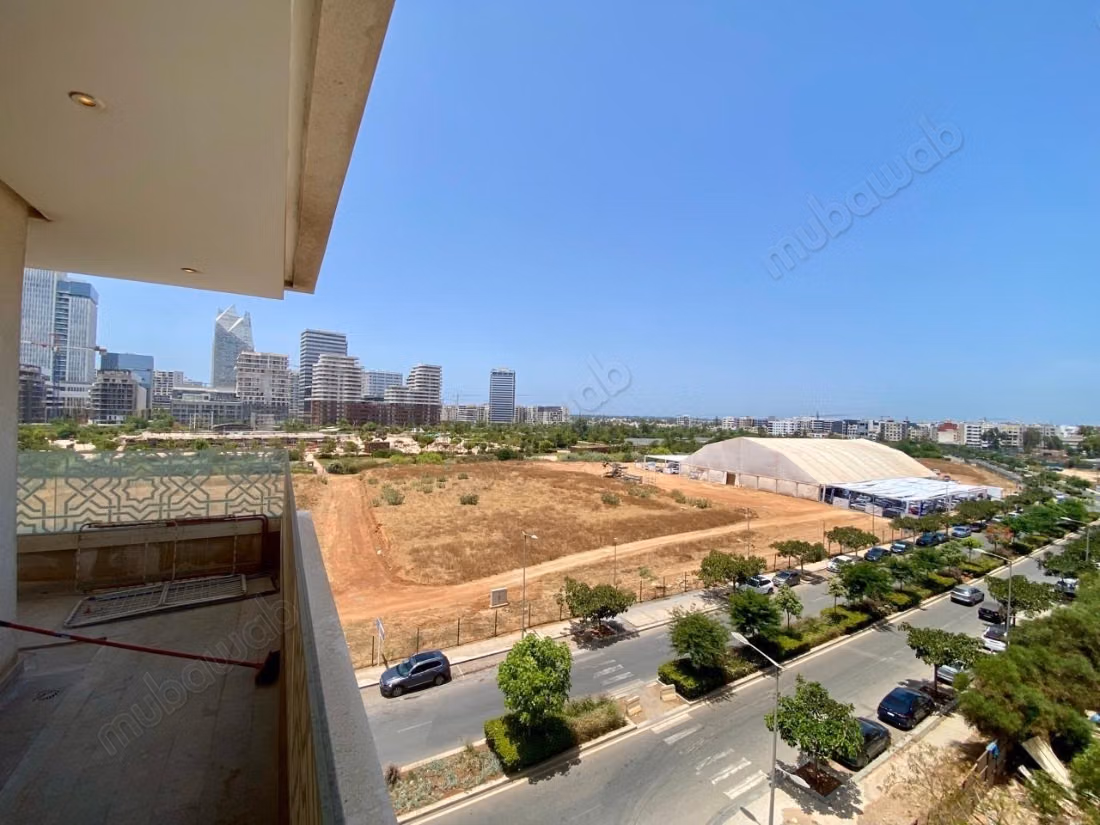 Beautiful empty apartment with 3 rooms for rent in CFC