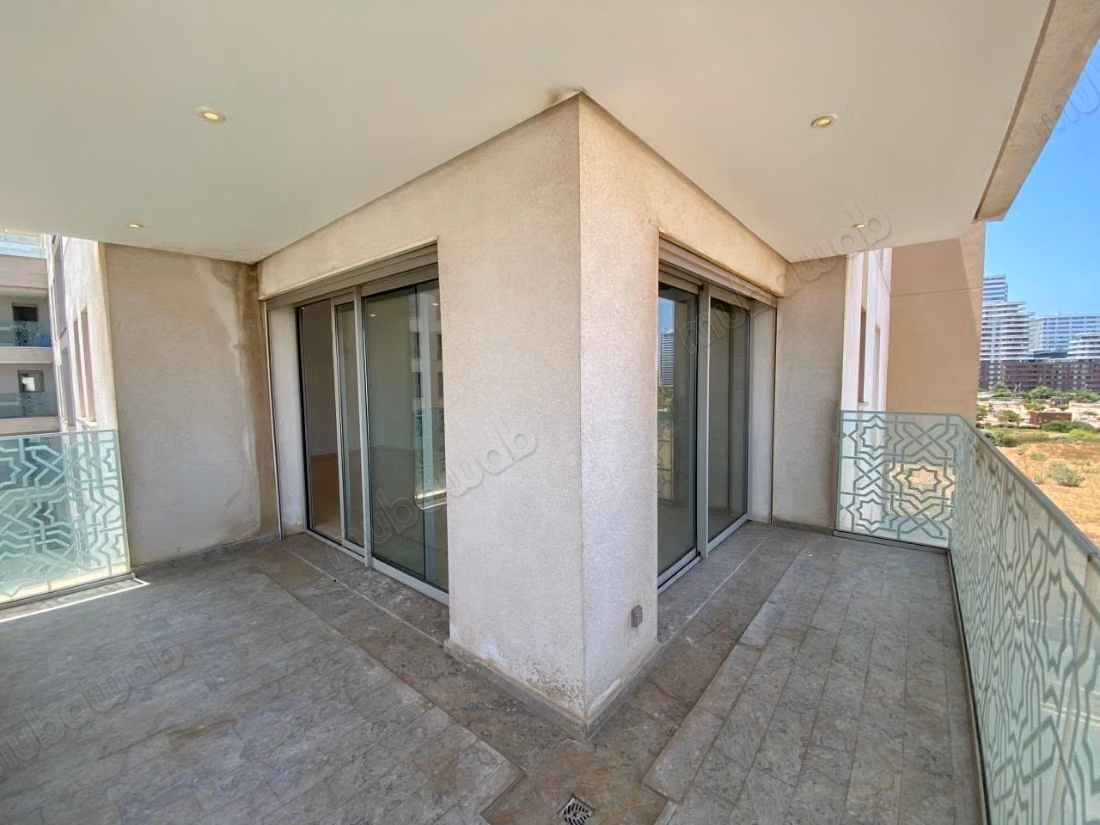 Beautiful empty apartment with 3 rooms for rent in CFC